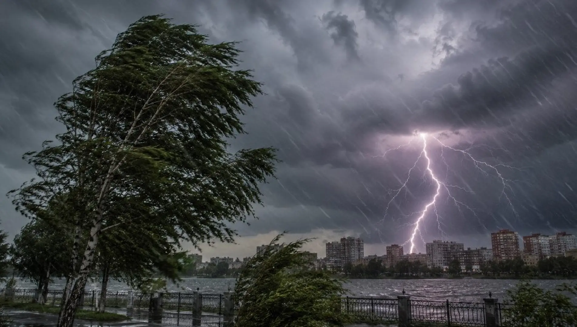 ⛈️ Редкая для октября гроза возможна в понедельник утром