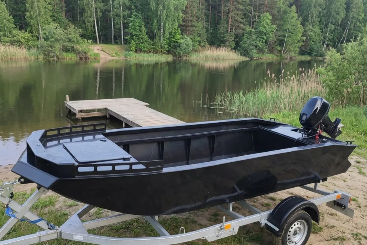 GOONCH 430 jet — жёсткая моторная лодка из ПНД для тех, кто хочет уверенно планировать ...