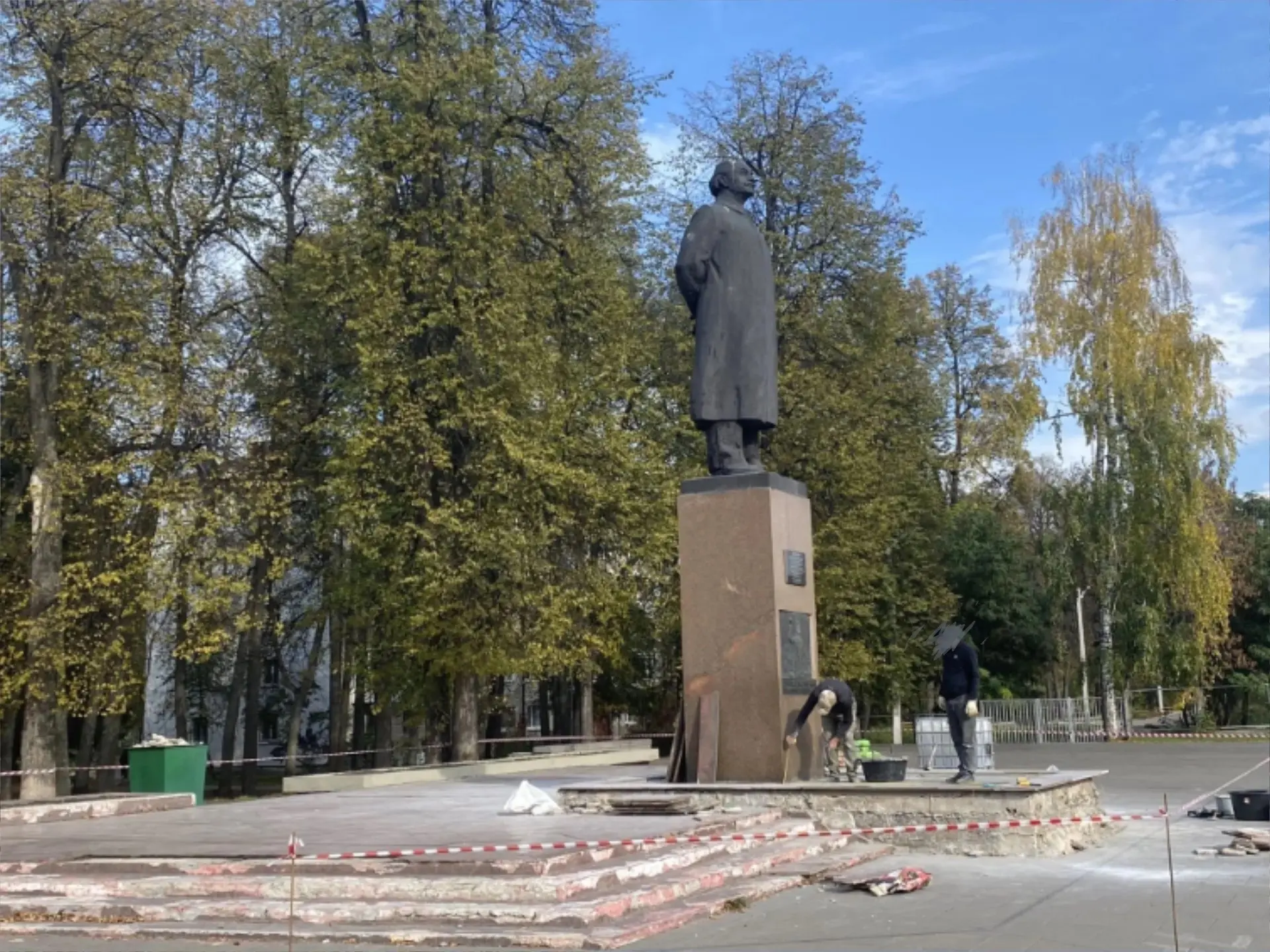 Памятник Георгию Димитрову начинают ремонтировать?