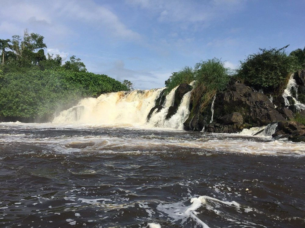 🌊 Водопад Лобе — место, где река встречается с океаном