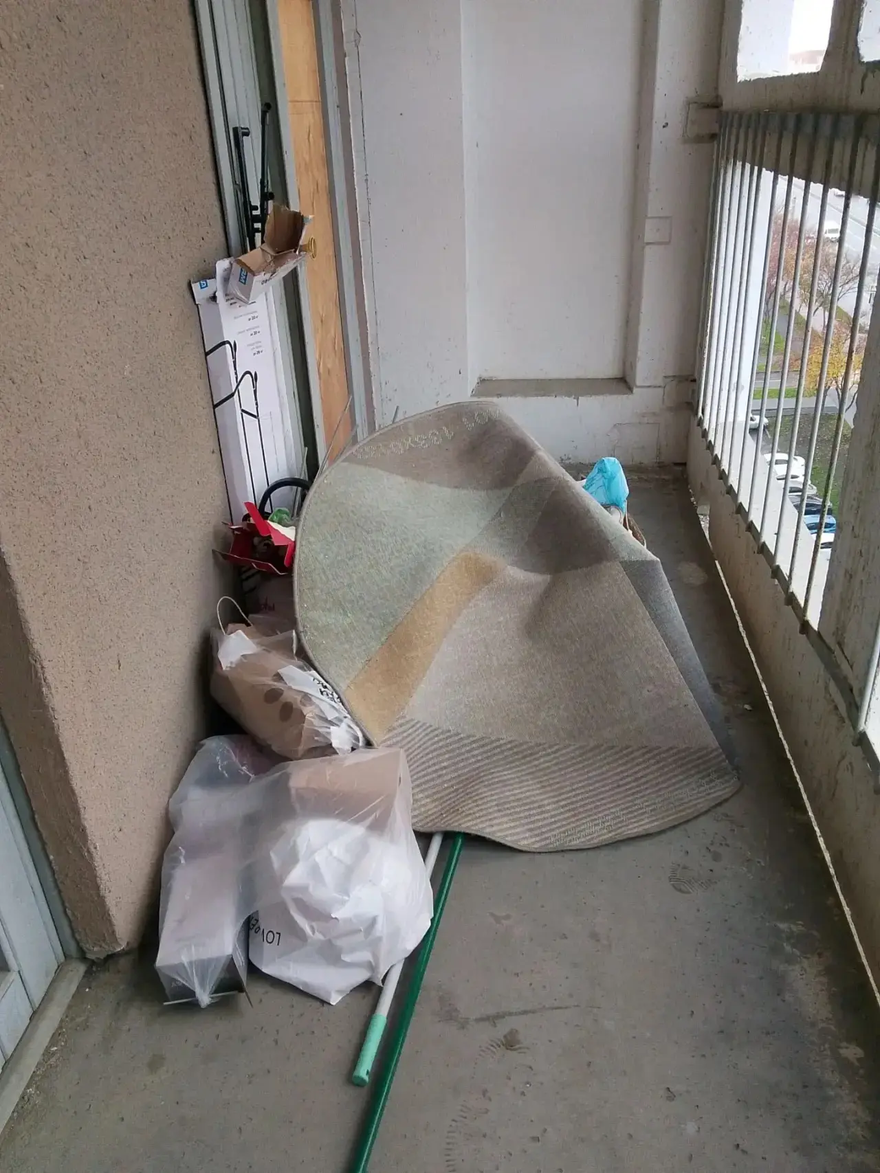 😫 Опять хлам в подъезде…