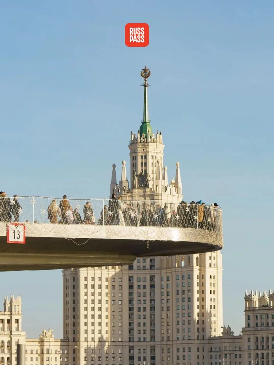 🤌🏻 Быть в столице и не сделать снимки на Парящем мосту в Зарядье — настоящий туристич...