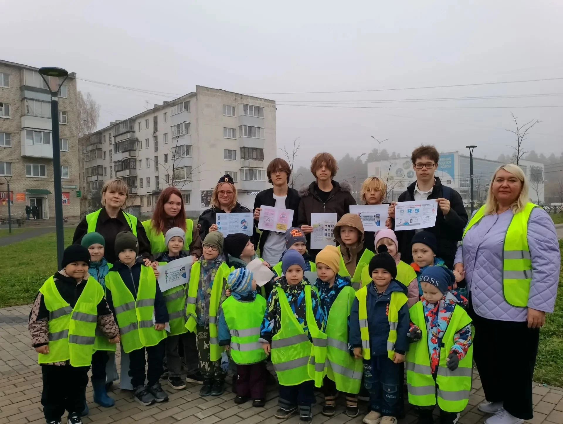 Безопасность с малых лет: в Полевском прошла акция с участием дошколят