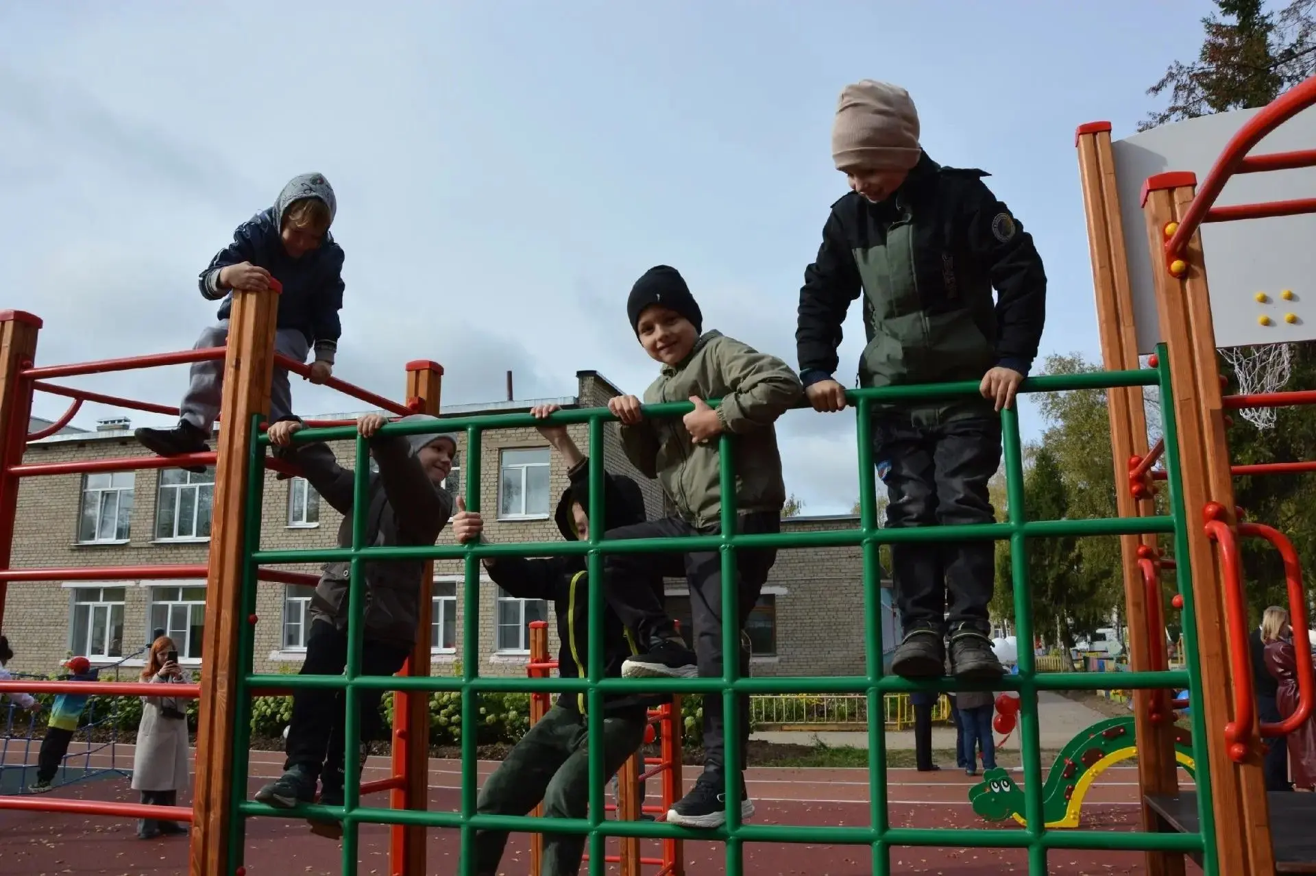 «Детское пространство 37»: депутаты приняли участие в открытии новых спортивно-игровых ...