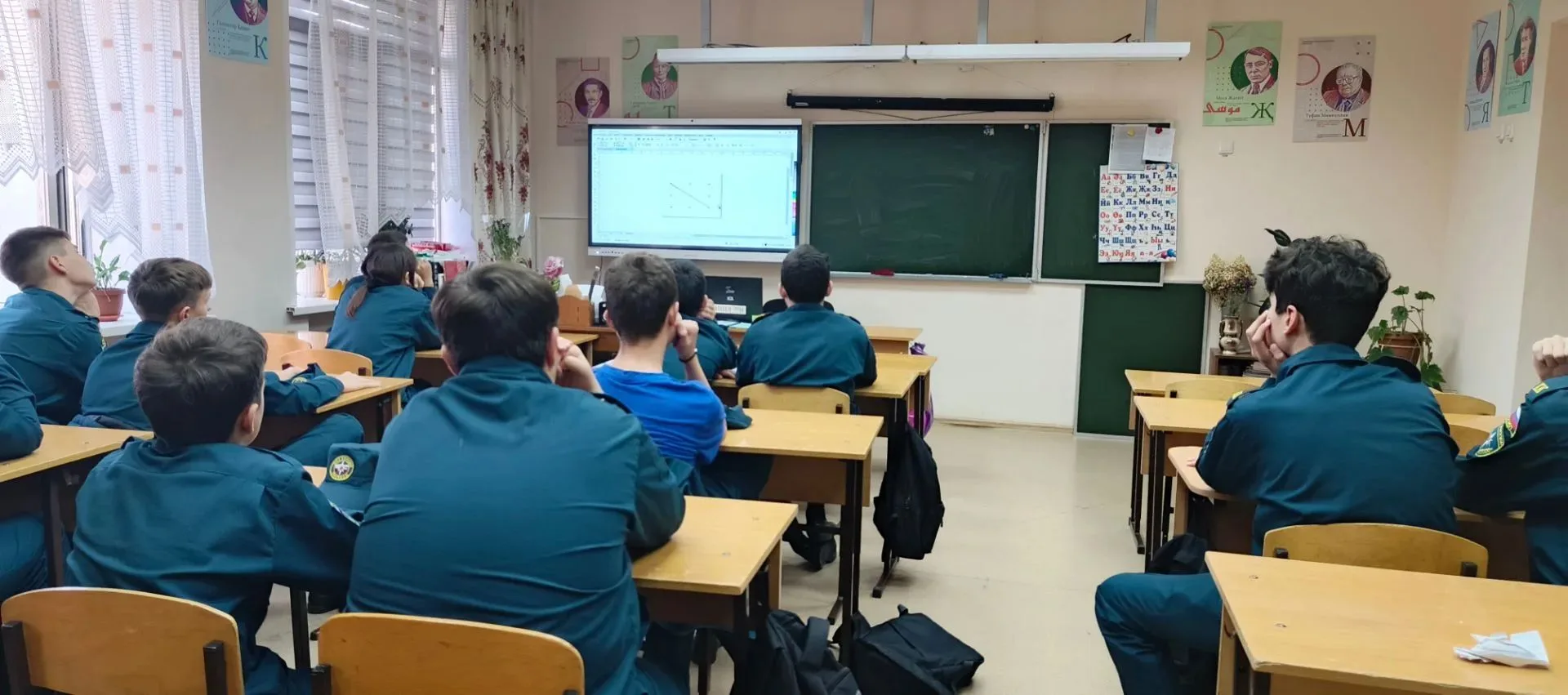 От точного расчета до творчества: Кадеты осваивают векторную графику 🖥️🎨