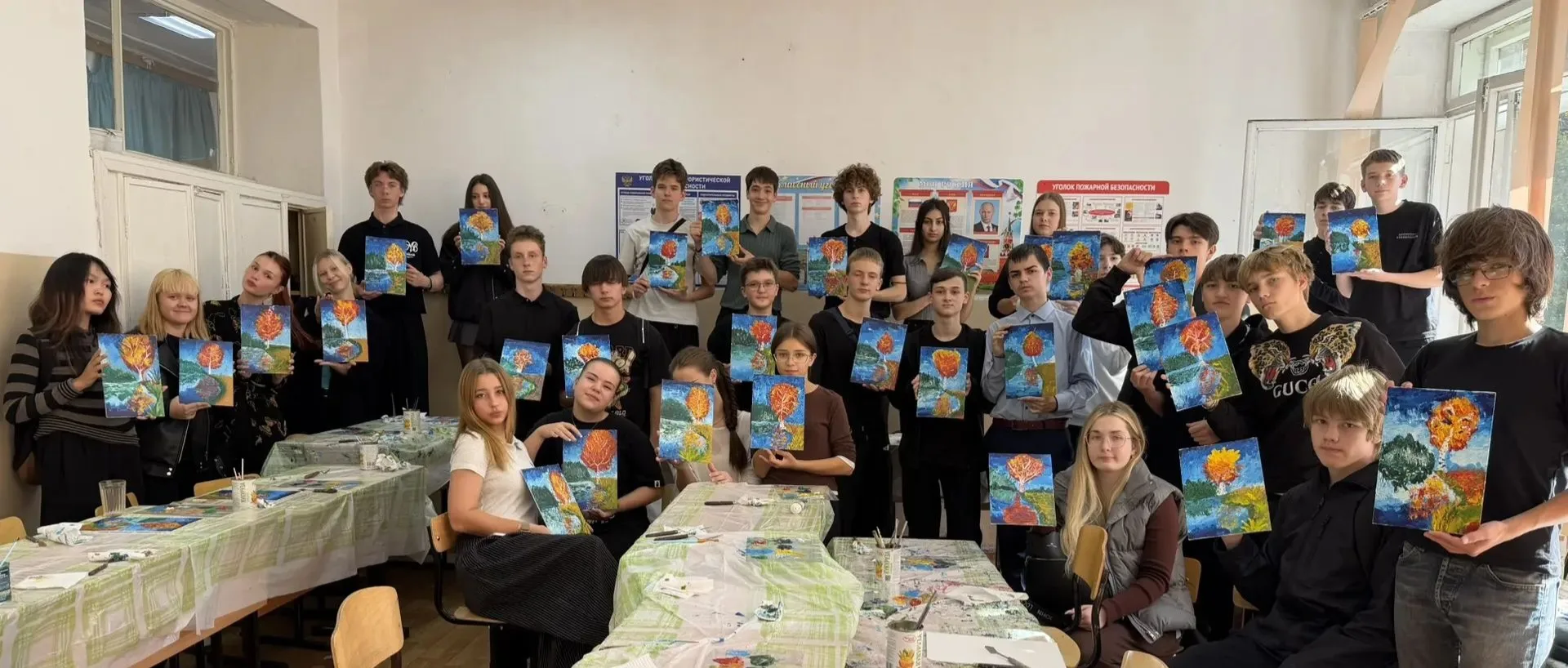 🎨 Магия мазков: 9 «В» и 11 классы на мастер‑классе по рисованию мастихином! 🎨