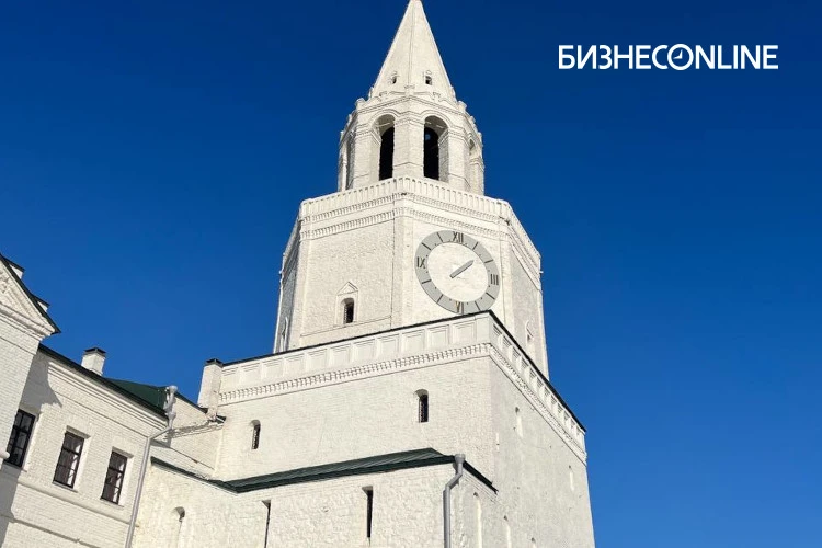 Минутную стрелку с часов Спасской башни Казанского кремля временно сняли из‑за неполадо...