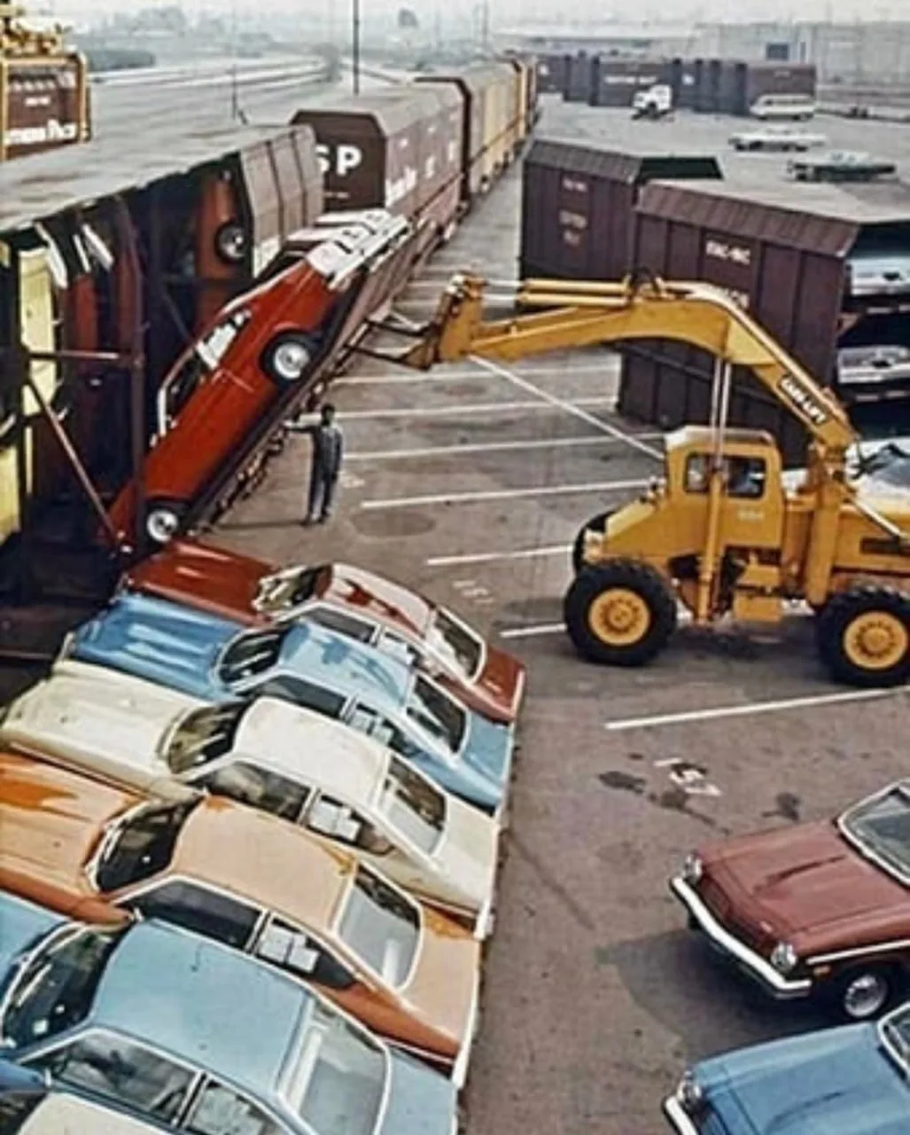 Chevrolet Vega загружают в вагон для перевозки авто. 1971 год.