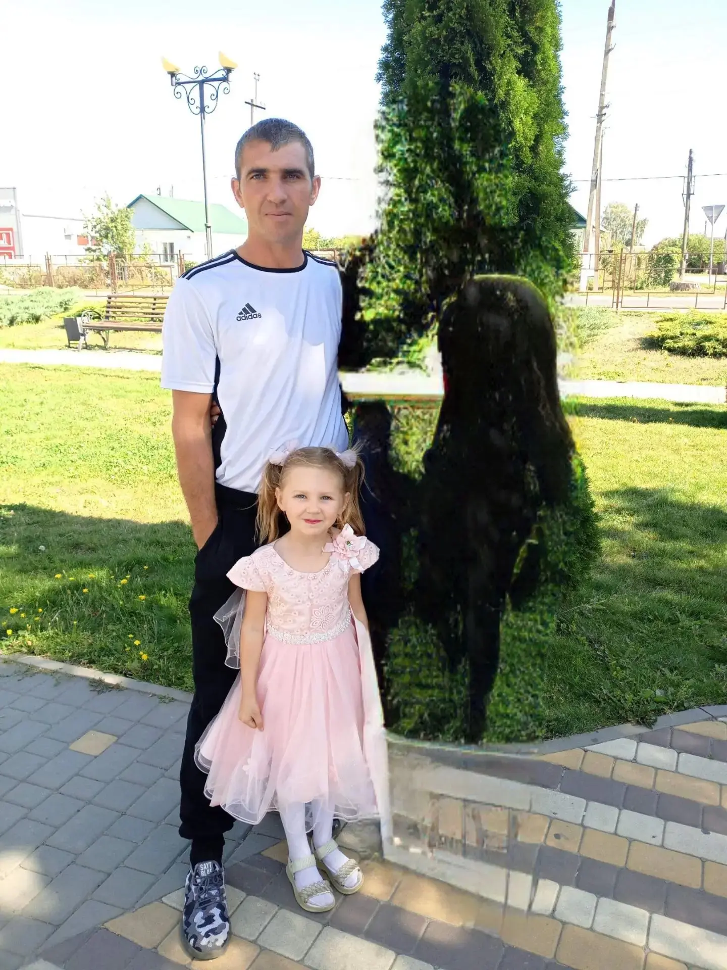 Моего папу зовут Артём. Он очень сильный, добрый и умный! Рядом с ним мне нечего не стр...