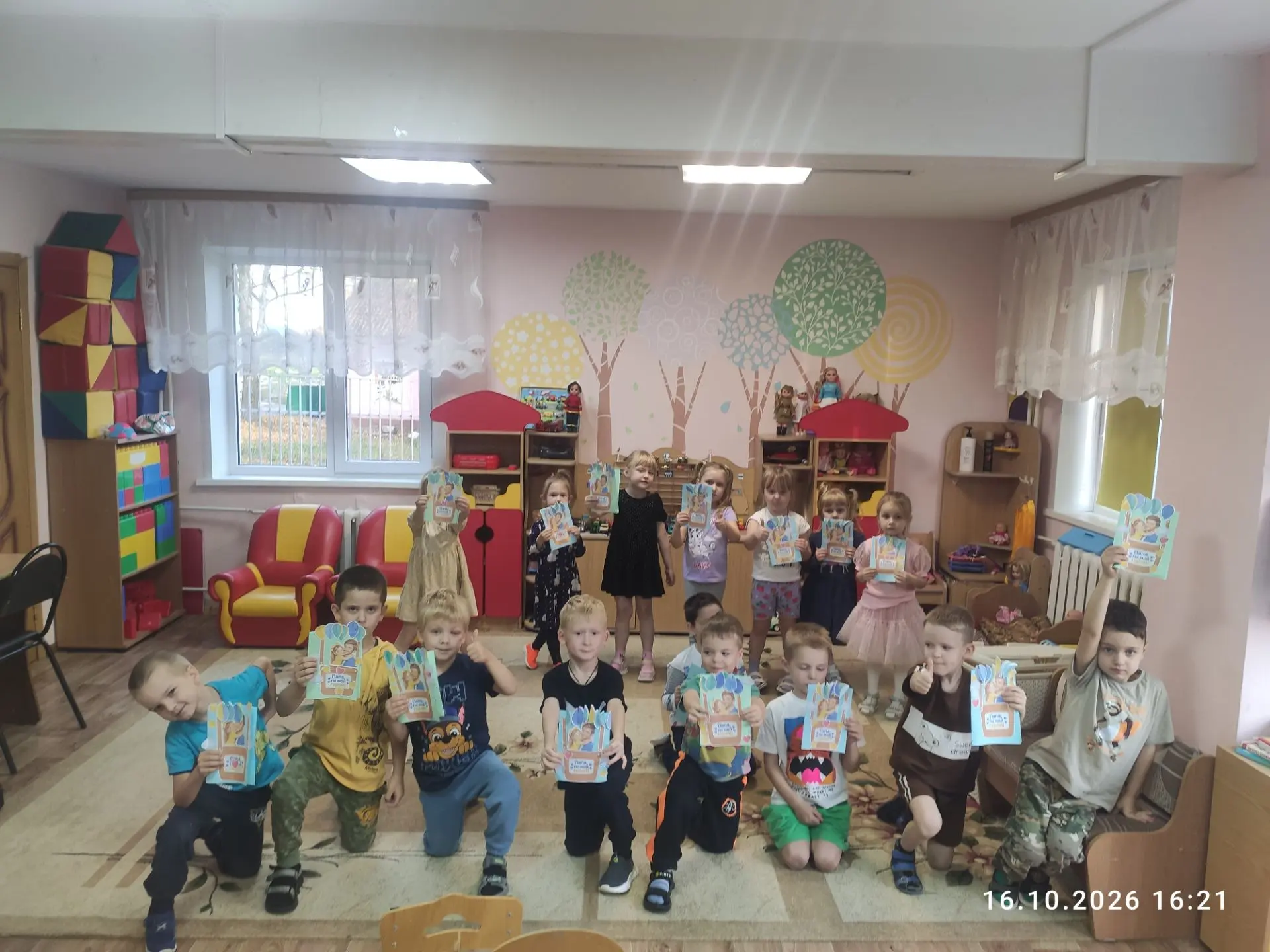 «Золотые руки наших пап: готовим подарки в группе «Звёздочки»! 🌟🛠️»