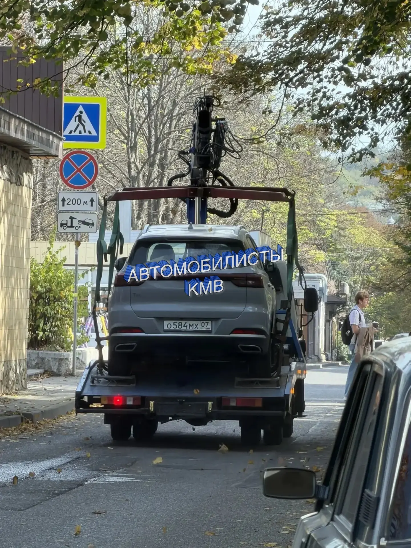 Номера гостей, наверное не заметили знак или как и нашим авось пронесет! 😃