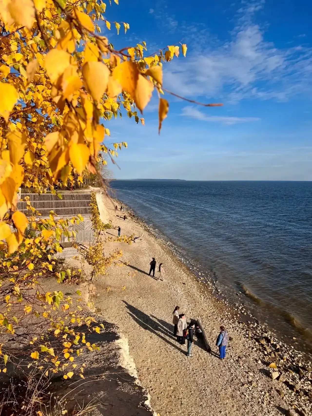 🌲 Семрук из «Зулейхи» осенью: деревянные дома, вода и багряный лес