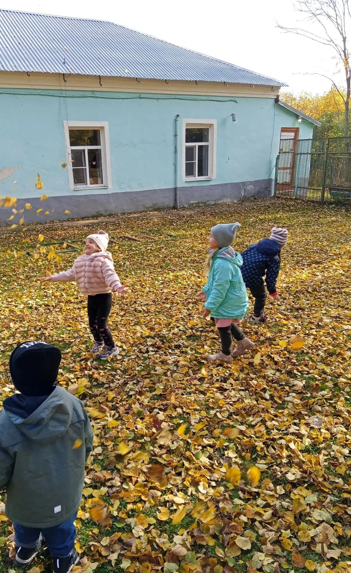 📸 Юные натуралисты: как прошла осенняя прогулка у дошколят?​