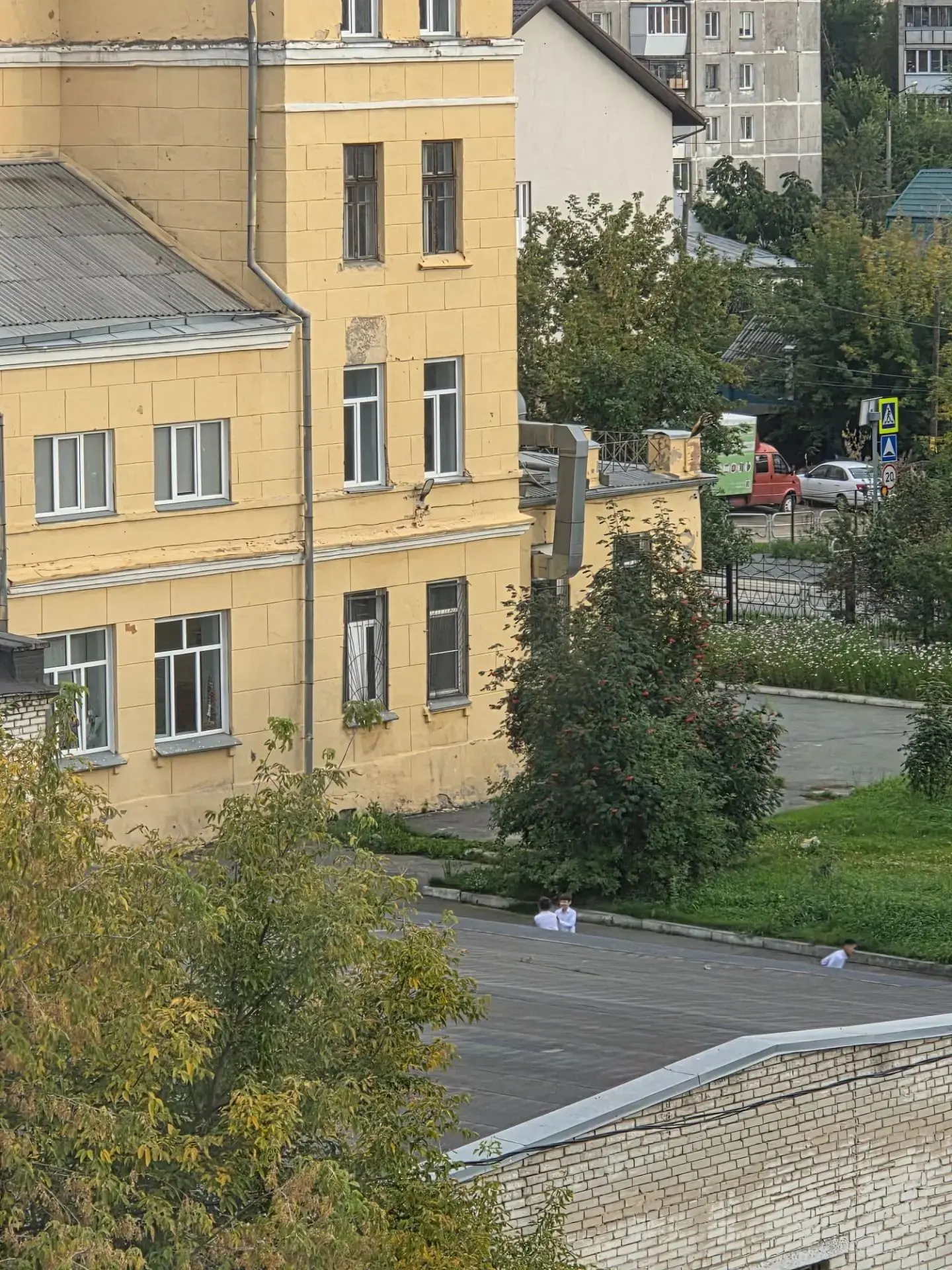 Ремонт крыши над головами детей: норма или халатность? 🤔
