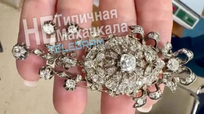 В аэропорту Махачкалы изъяли старинную брошь