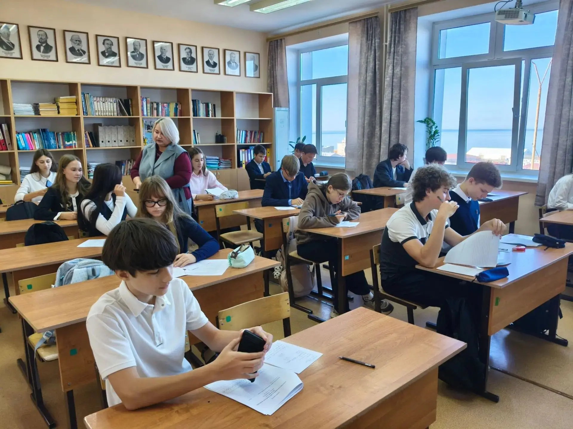 Внимание, 8-я школа! Олимпиада по экономике идет прямо сейчас