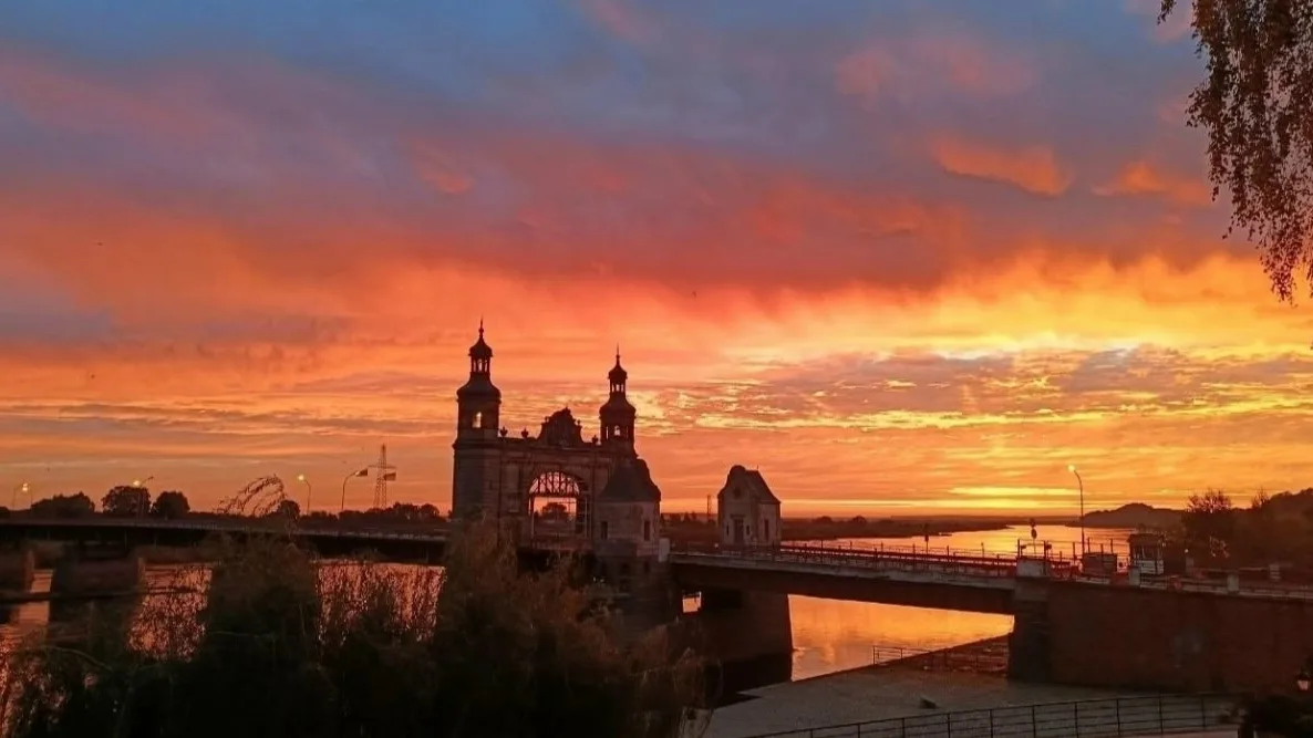 Рассвет сегодня в области был невероятный 🧡 Смотрите подборку фото из разных уголков р...