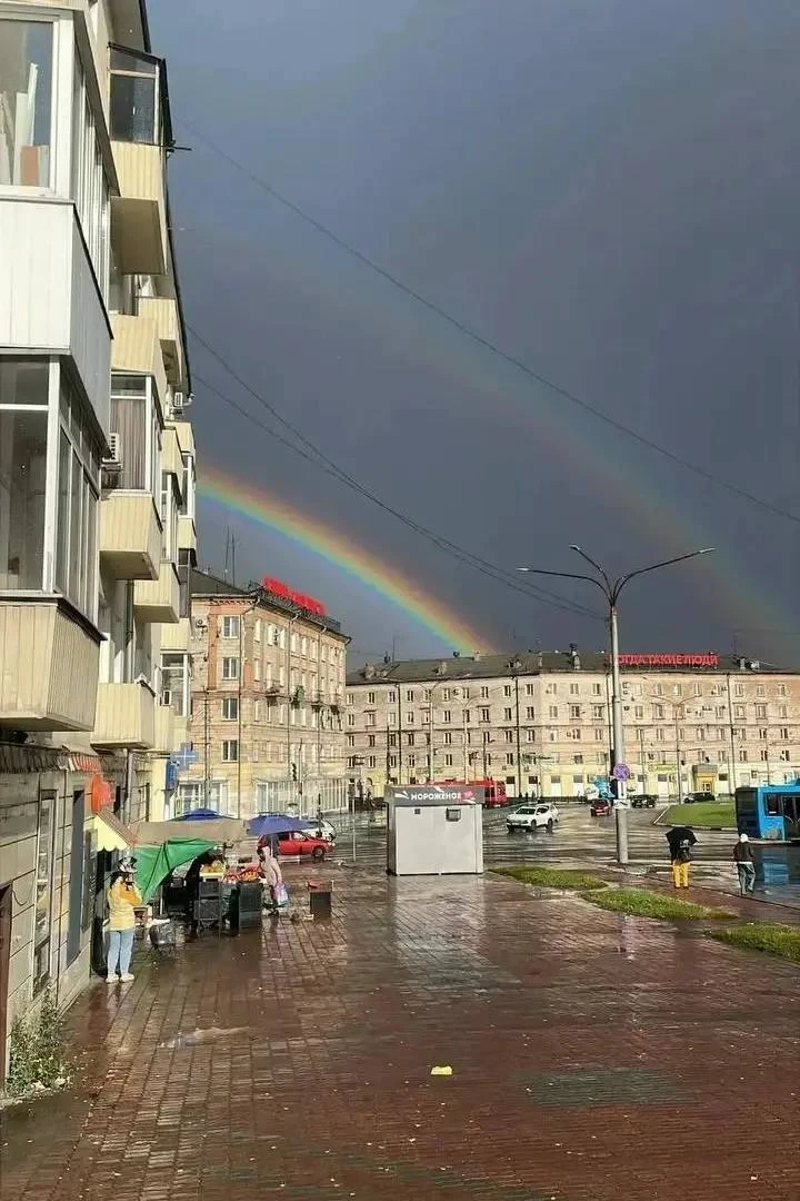 В Новокузнецке выглянула двойная радуга над вокзальной площадью.