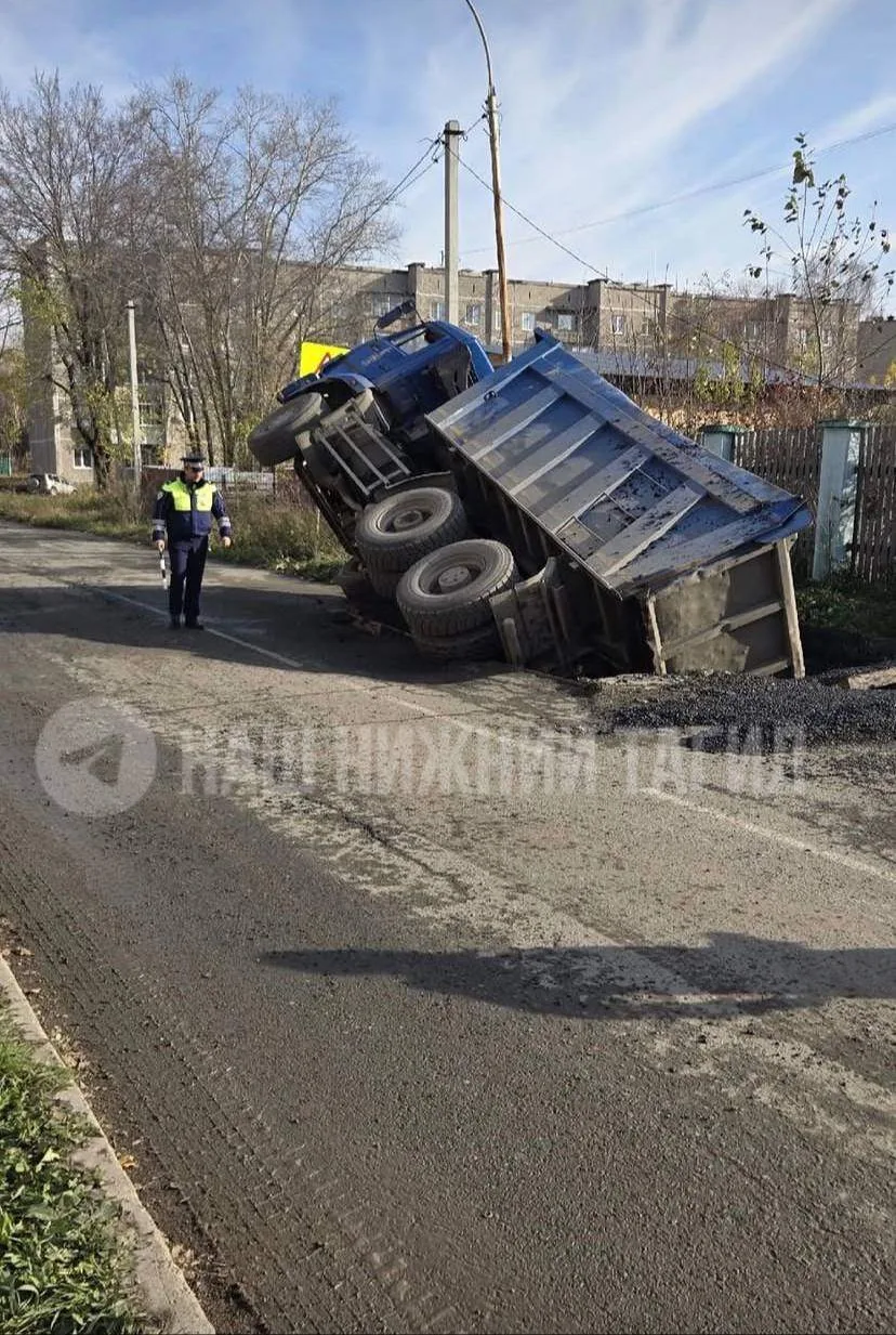 Самосвал ушел под землю в Нижнем Тагиле