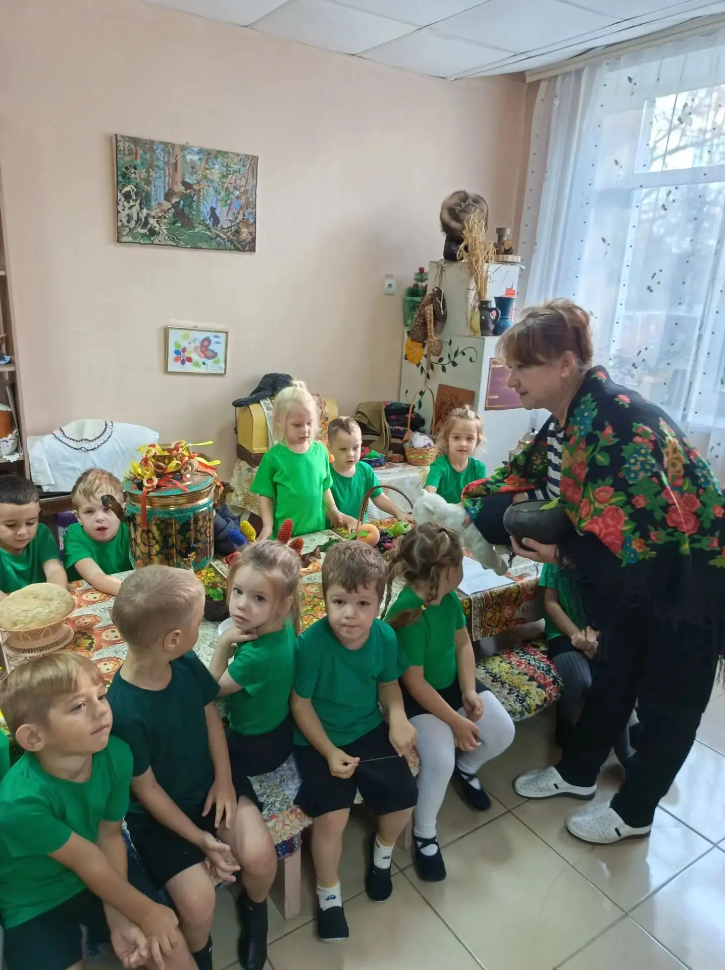 🍂 Малыши средней «А» группы  «Солнышко» ☀️ ходили в гости к коту Ваське в русскую избу...
