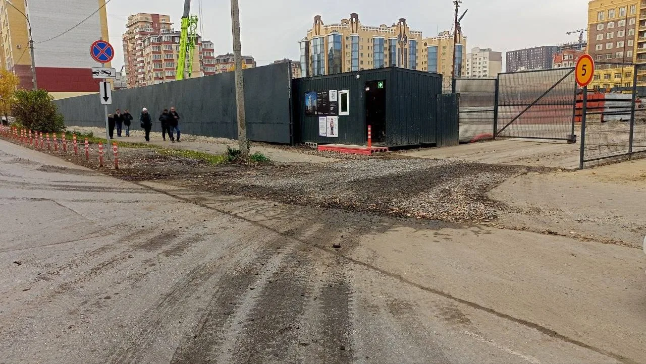 Стройка на Мельничной только началась, а грязи развели и по всей улице намазали.
