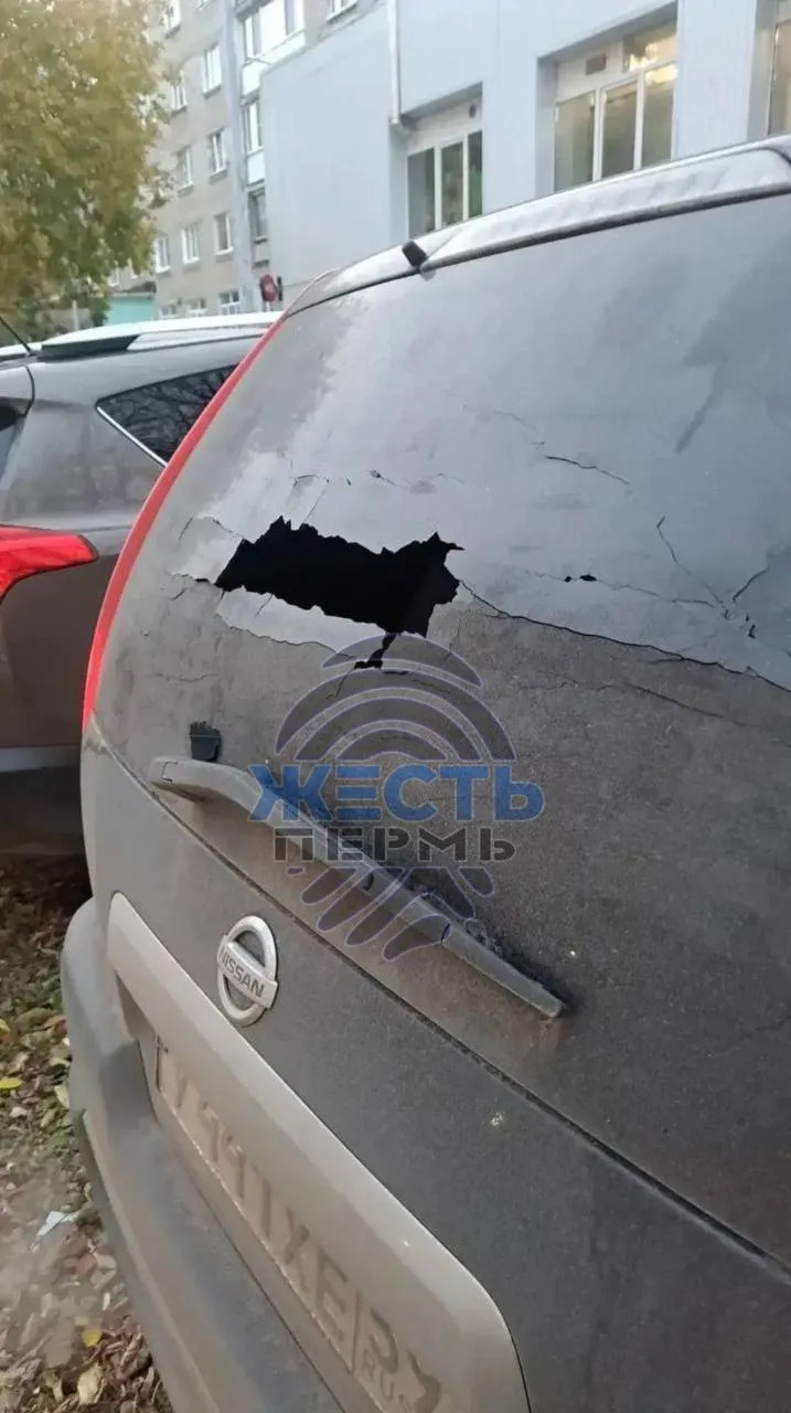 😳В Перми на Серебрянском проезде неизвестный открыл стрельбу по автомобилю и повредил ...