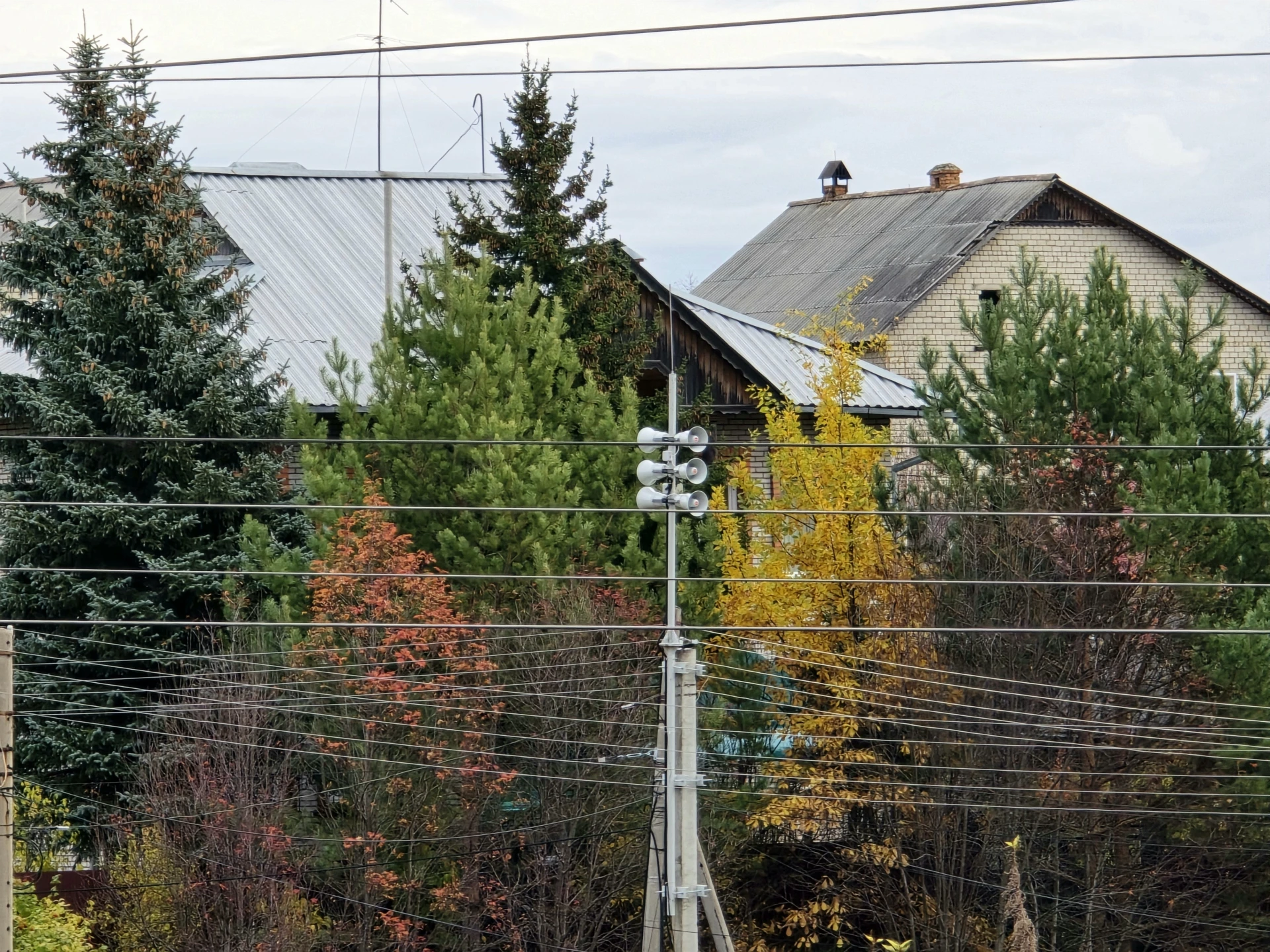 Жители Бородино интересуются, что за столбы с громкоговорителями появляются на улицах г...