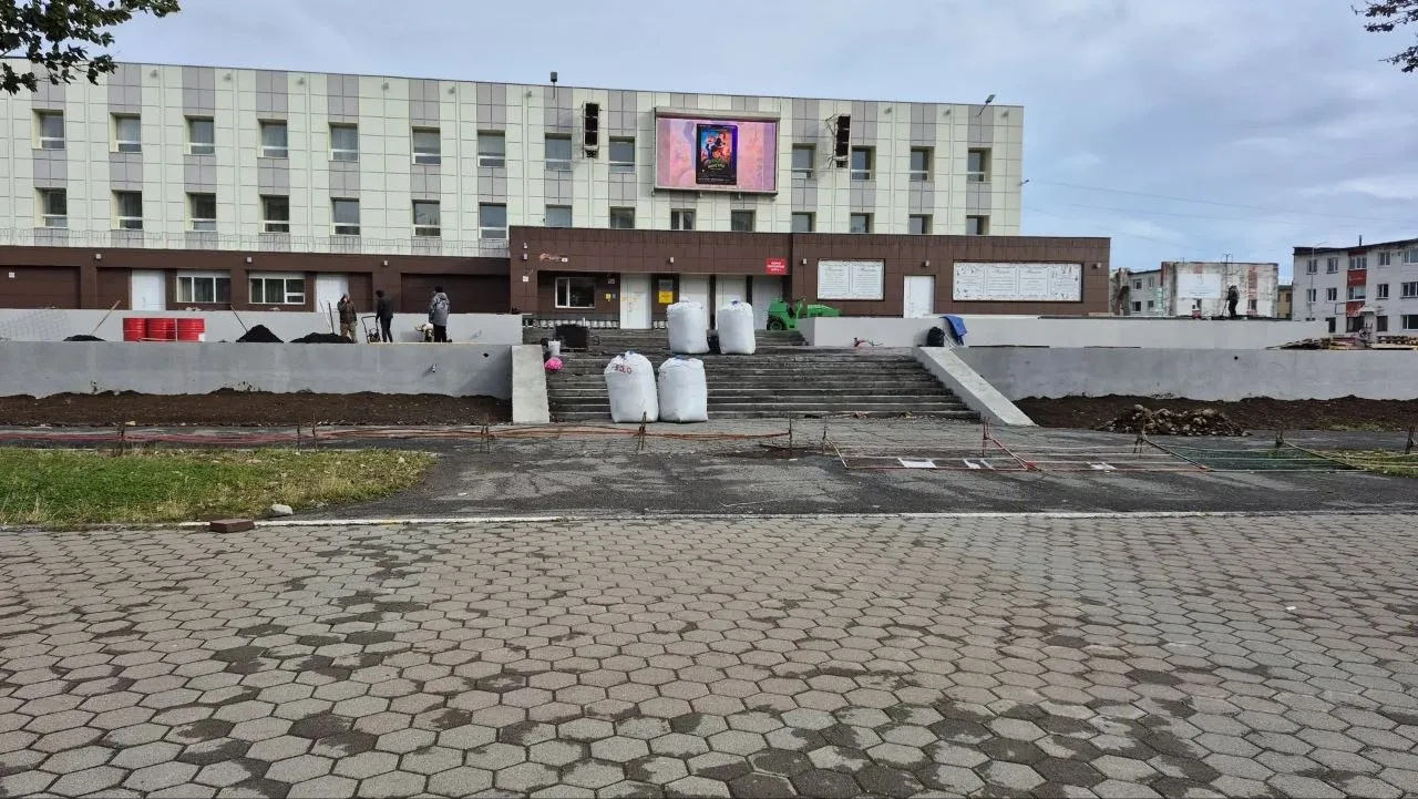 🛠 Во Дворце культуры «Меридиан» ремонтируют вход