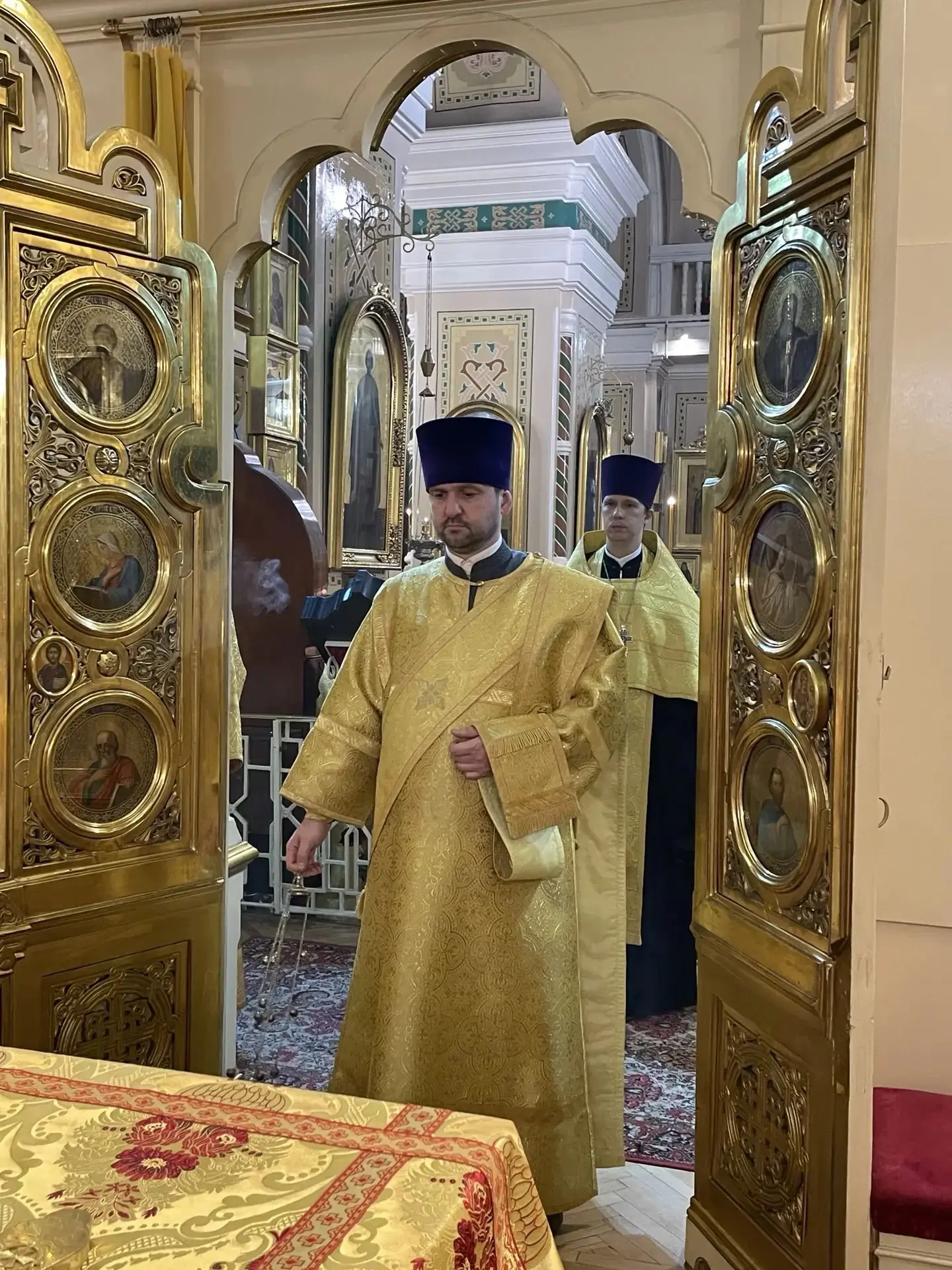 Всенощное бдение в неделю 19-ю по Пятидесятнице собрало в храме множество людей, славящ...