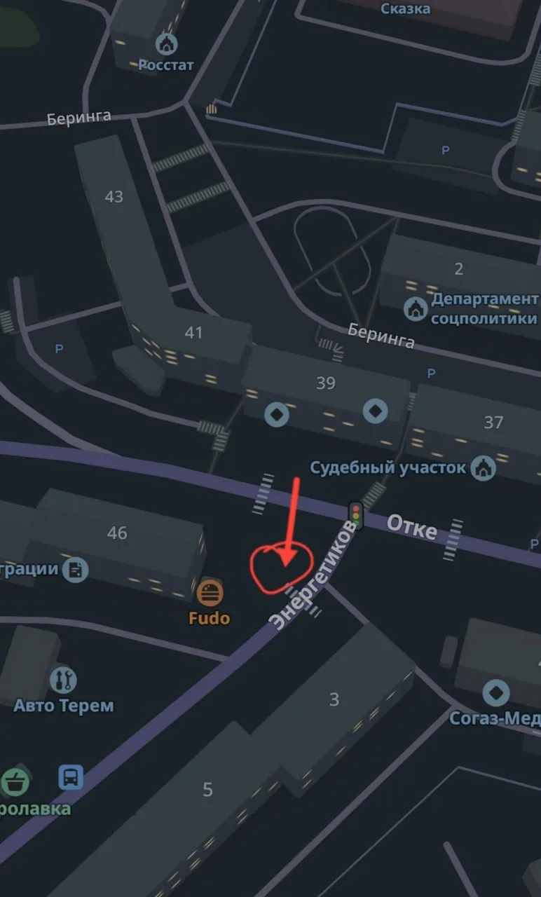Козырёк скоро оторвётся на светофоре, напишите в комментариях куда писать в таких ситуа...
