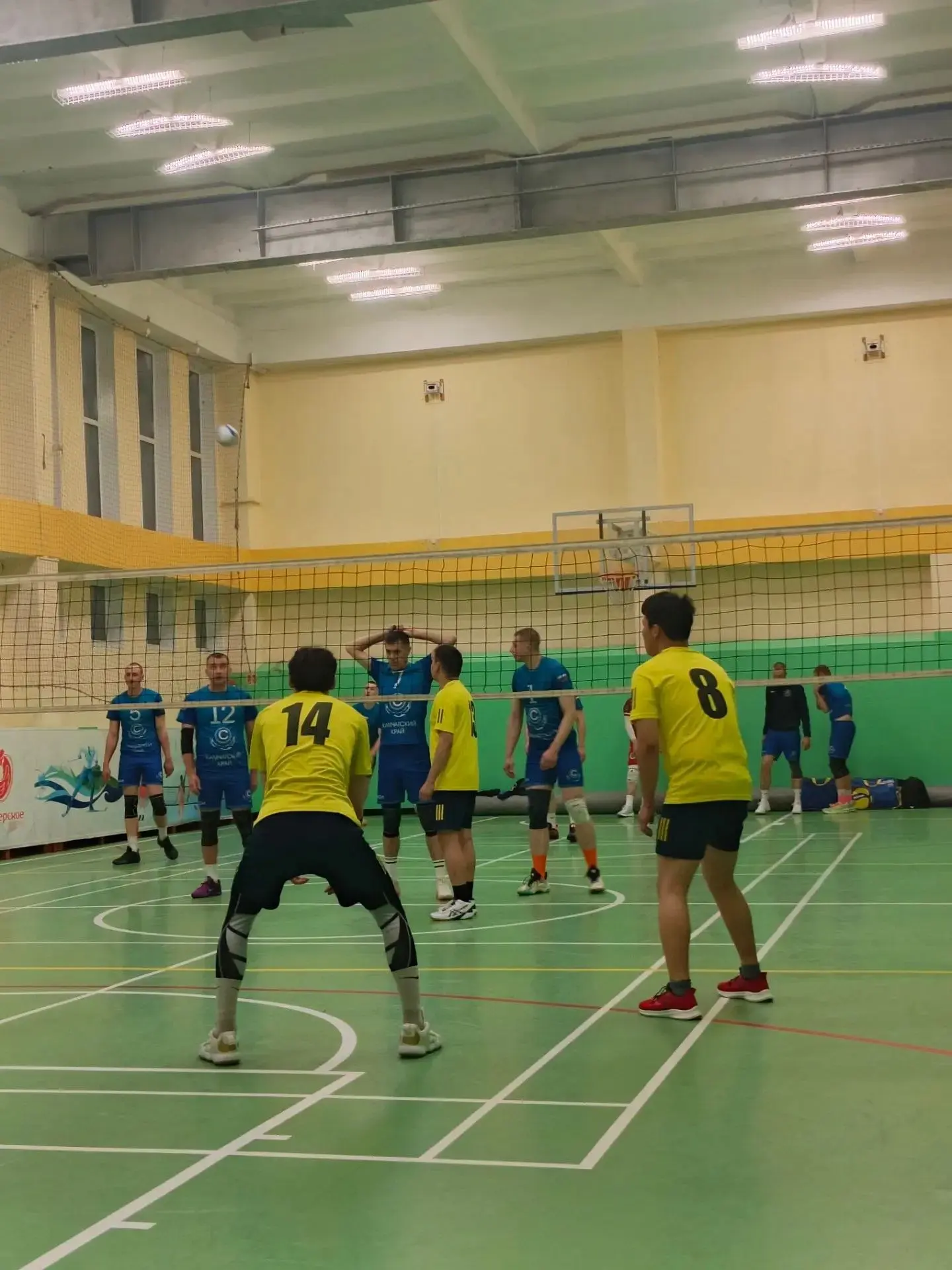 🏆🏐На старте Кубка Главы: в Елизове прошли первые игры волейбольного турнира