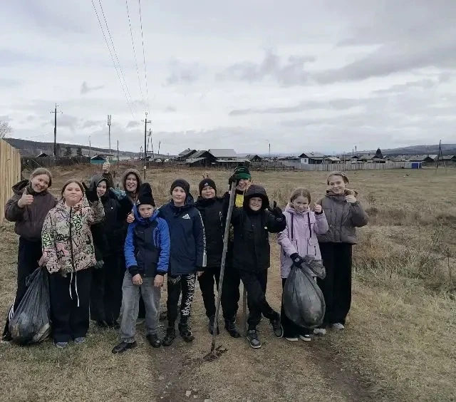 Сегодня на субботнике 6 «б» достался  непростой участок для уборки, мусора и веток оказ...