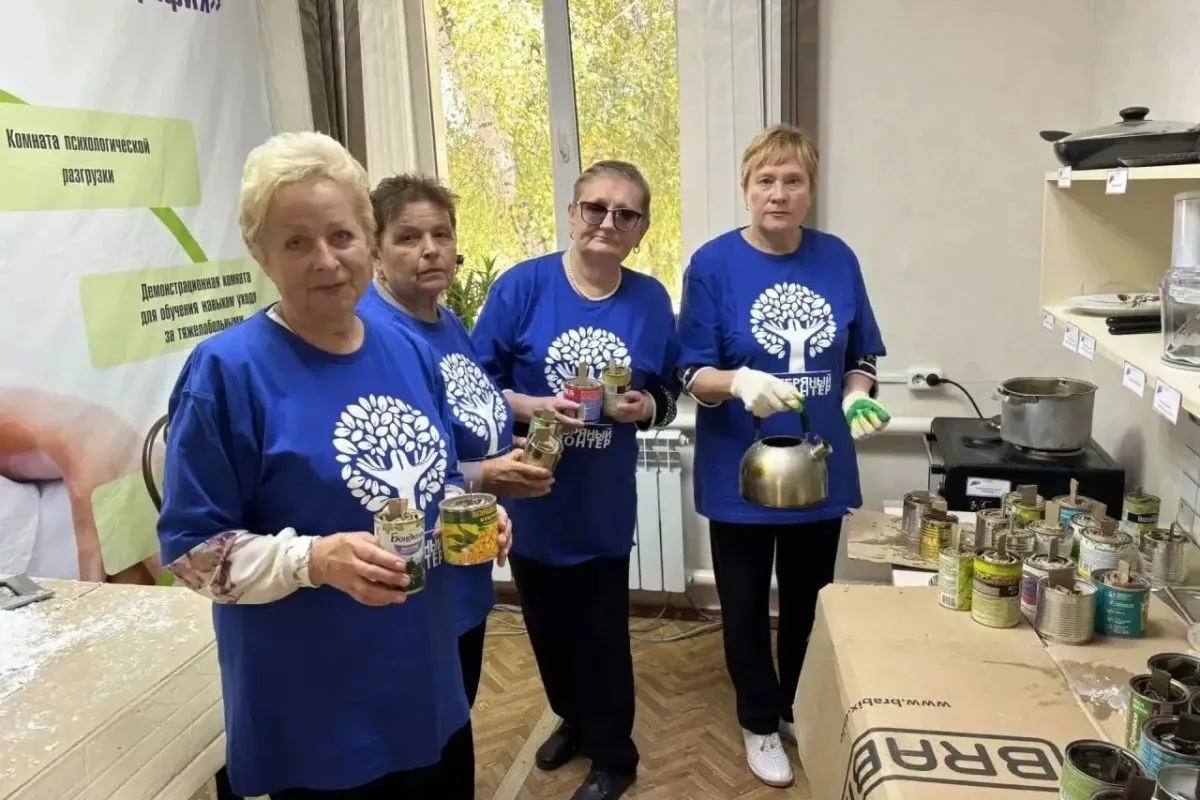 «Серебряные» волонтеры Самойловского района изготовили окопные свечи для отправки в зон...