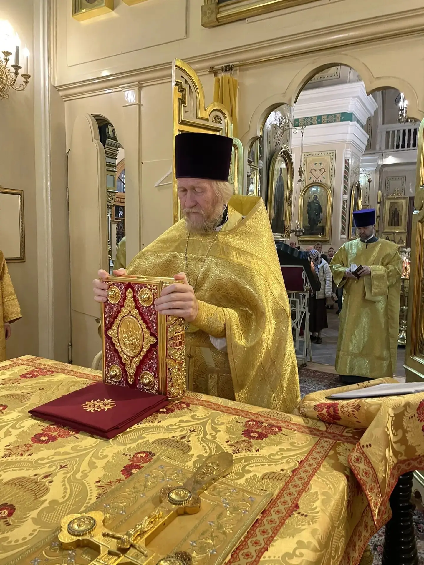 В воскресный день состоялись три Божественные литургии.