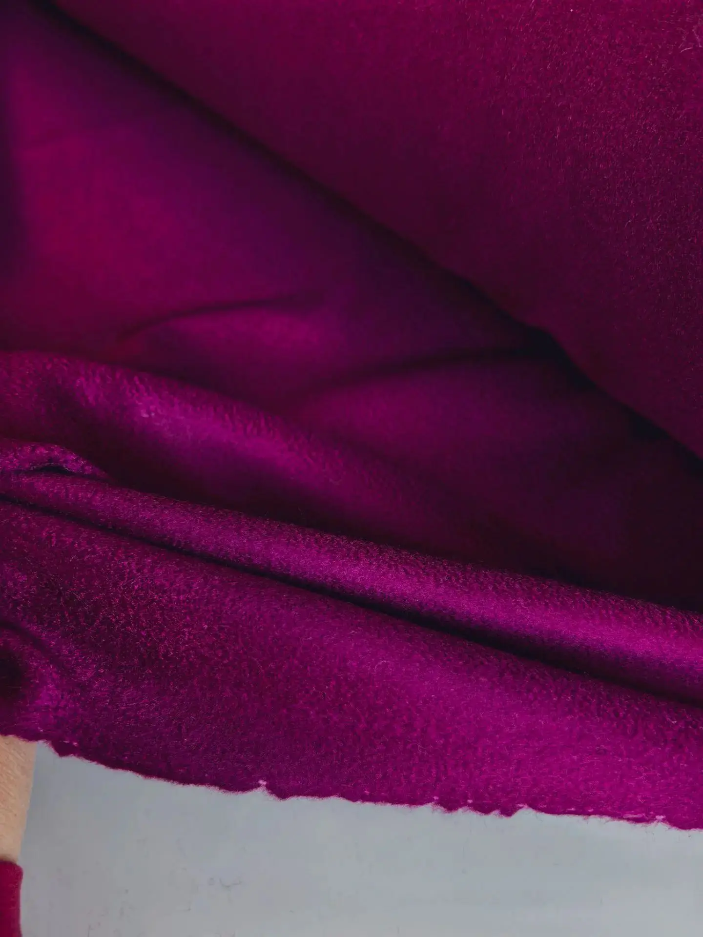 Пальтово-костюмный Кашемир в нереальном оттенке Dark Magenta.