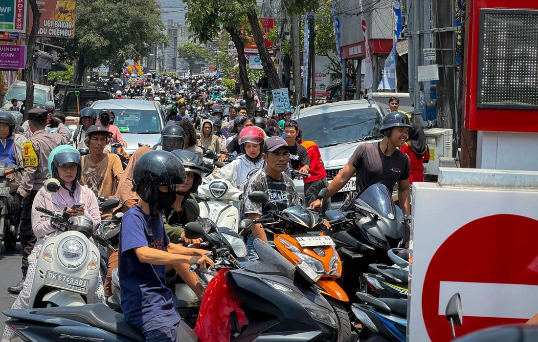 🛵 Перебои с поставками бензина на индонезийском острове Бали привели к очередям на мес...
