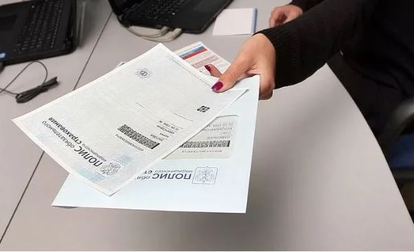 Россияне могут предъявить полис ОМС через национальный мессенджер "Макс", следует из да...