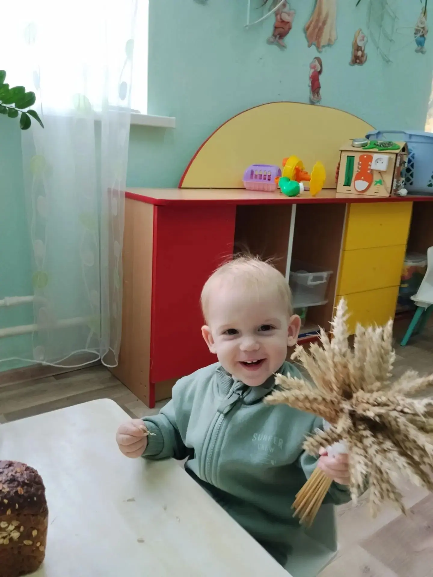 🍞В младшей группе прошла беседа посвящённая Дню хлеба "Хлеб всему голова". Воспитатель...