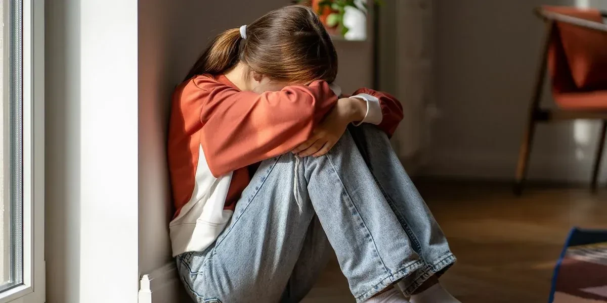 🚨 БИЛ ЗА ПРОСЬБУ О ЕДЕ: тюменца судят за жестокое обращение с 11-летней дочерью