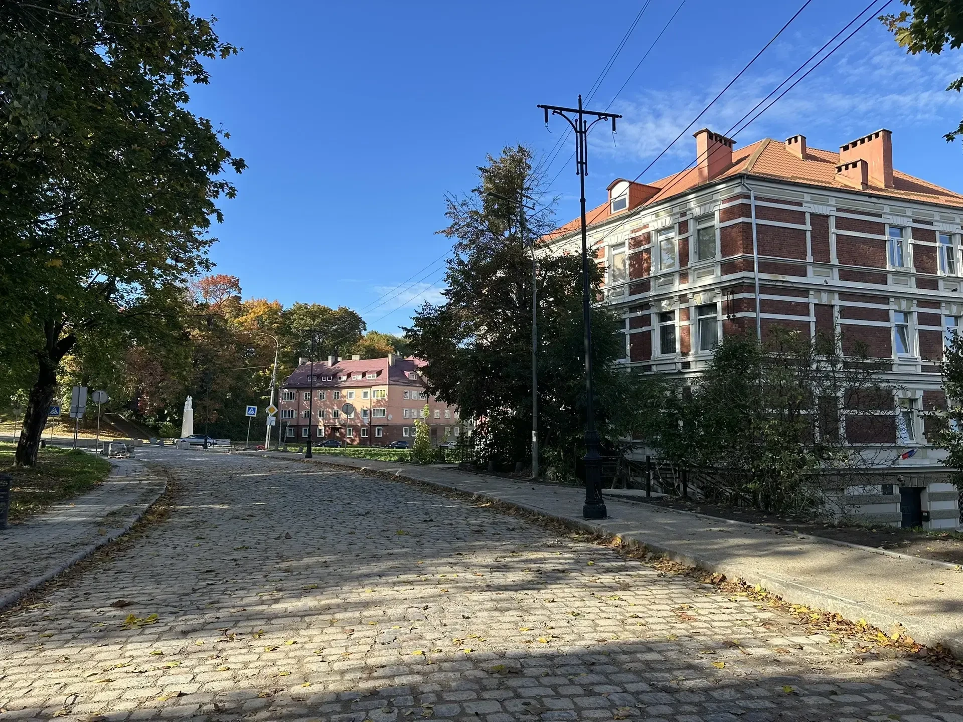 Дорогу на улице Партизанской в Черняховске уже отремонтировали, однако движение по ней ...