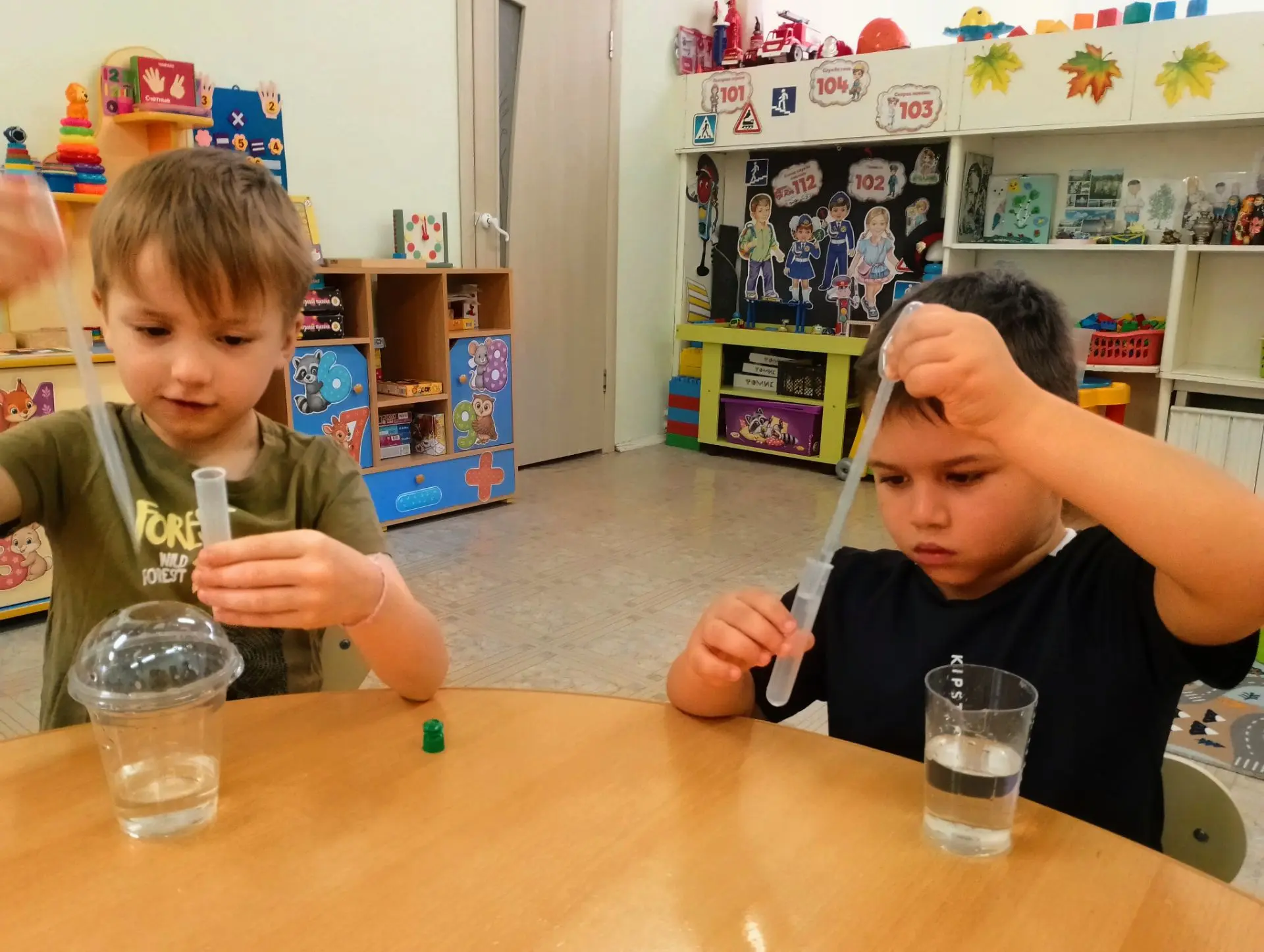 🧪 Вода — это настоящее чудо! В группе «Цветочки» мы устроили день научных открытий! 💧