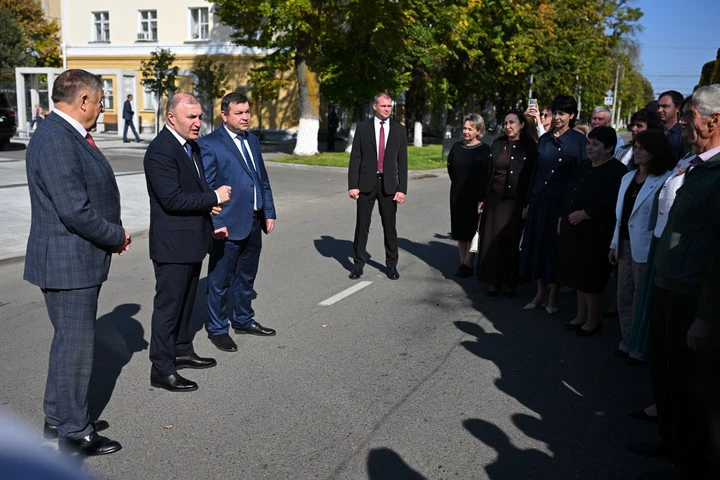 Глава Адыгеи Мурат Кумпилов вручил ключи от новых школьных автобусов.