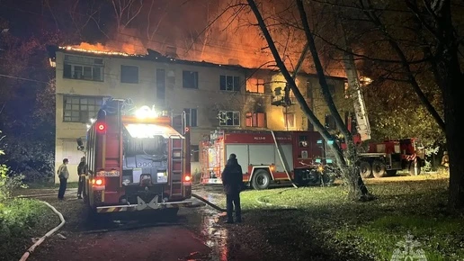 В Нижнем Новгороде крупный пожар охватил расселенное здание на Фибролитовой