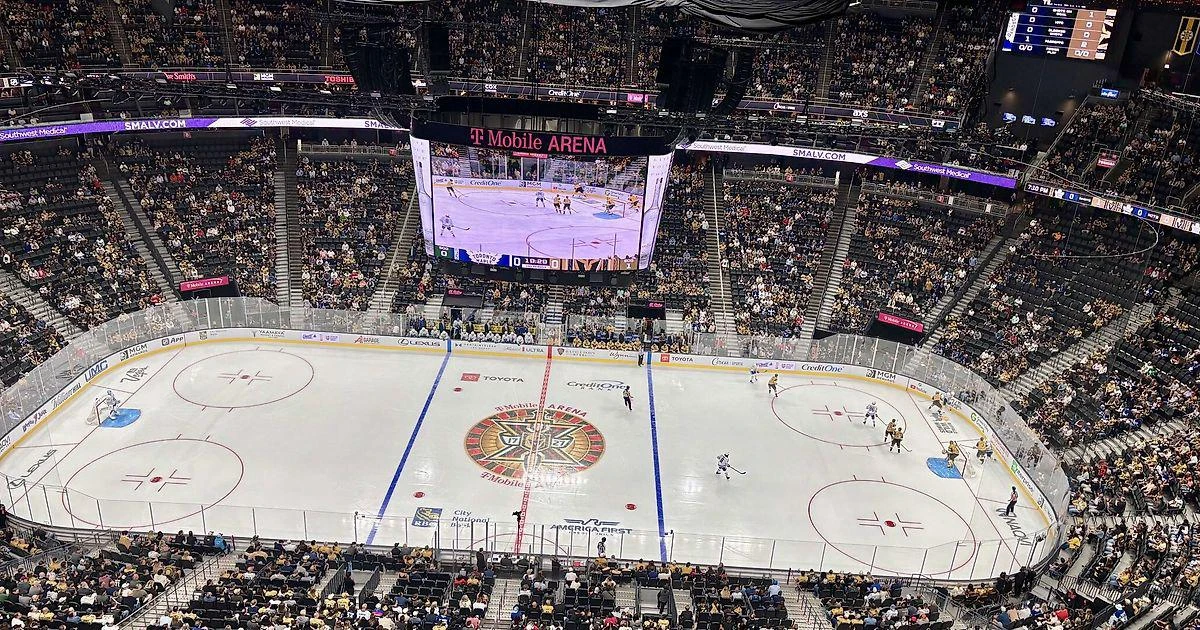 «Голден Найтс» обыграли «Торонто» (4:3 Б), но на T-Mobile Arena пришли 15 977 зрителей ...