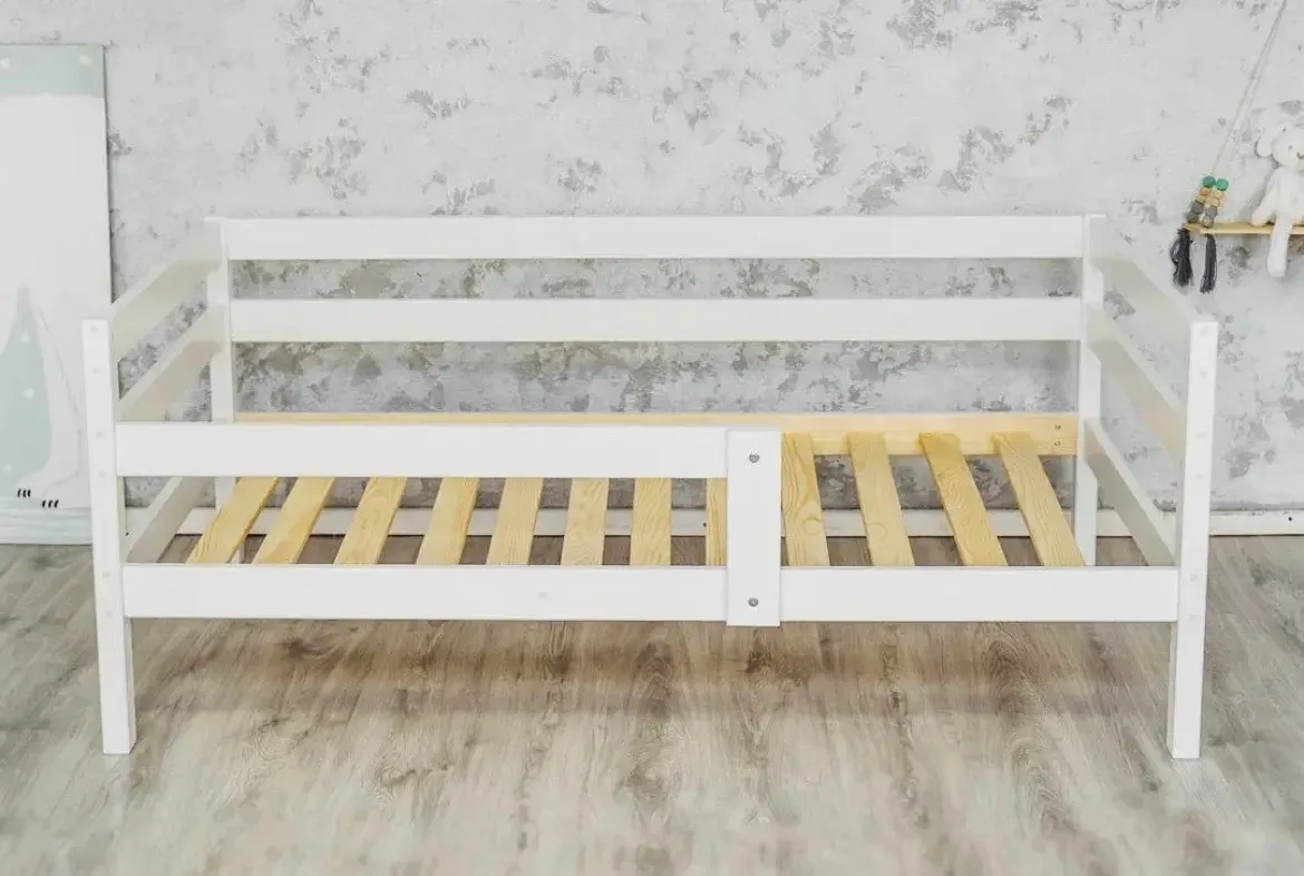 Продам кровать б/у с матрасом. Размер - 80×160, в разобранном виде. Состояние хорошее.