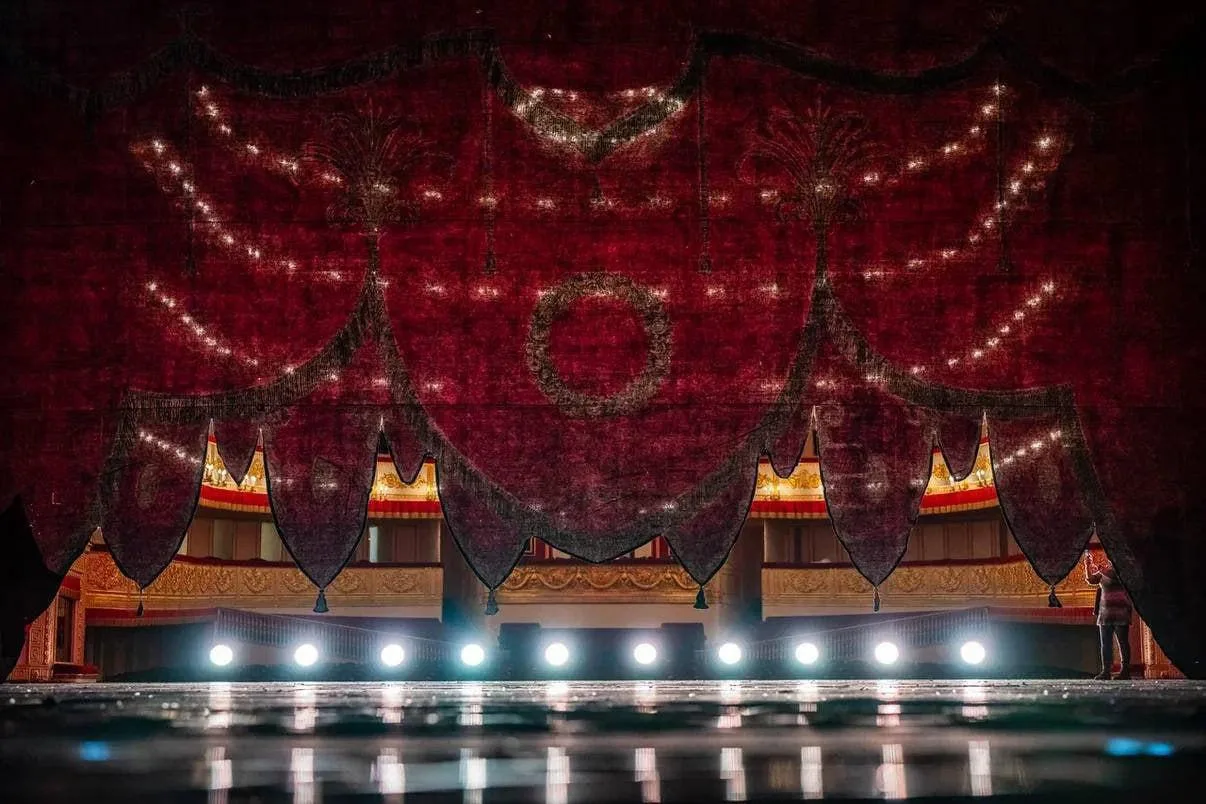 🎭 В планах на выходные — сходить на новую выставку «Сцена действия» в Манеже!