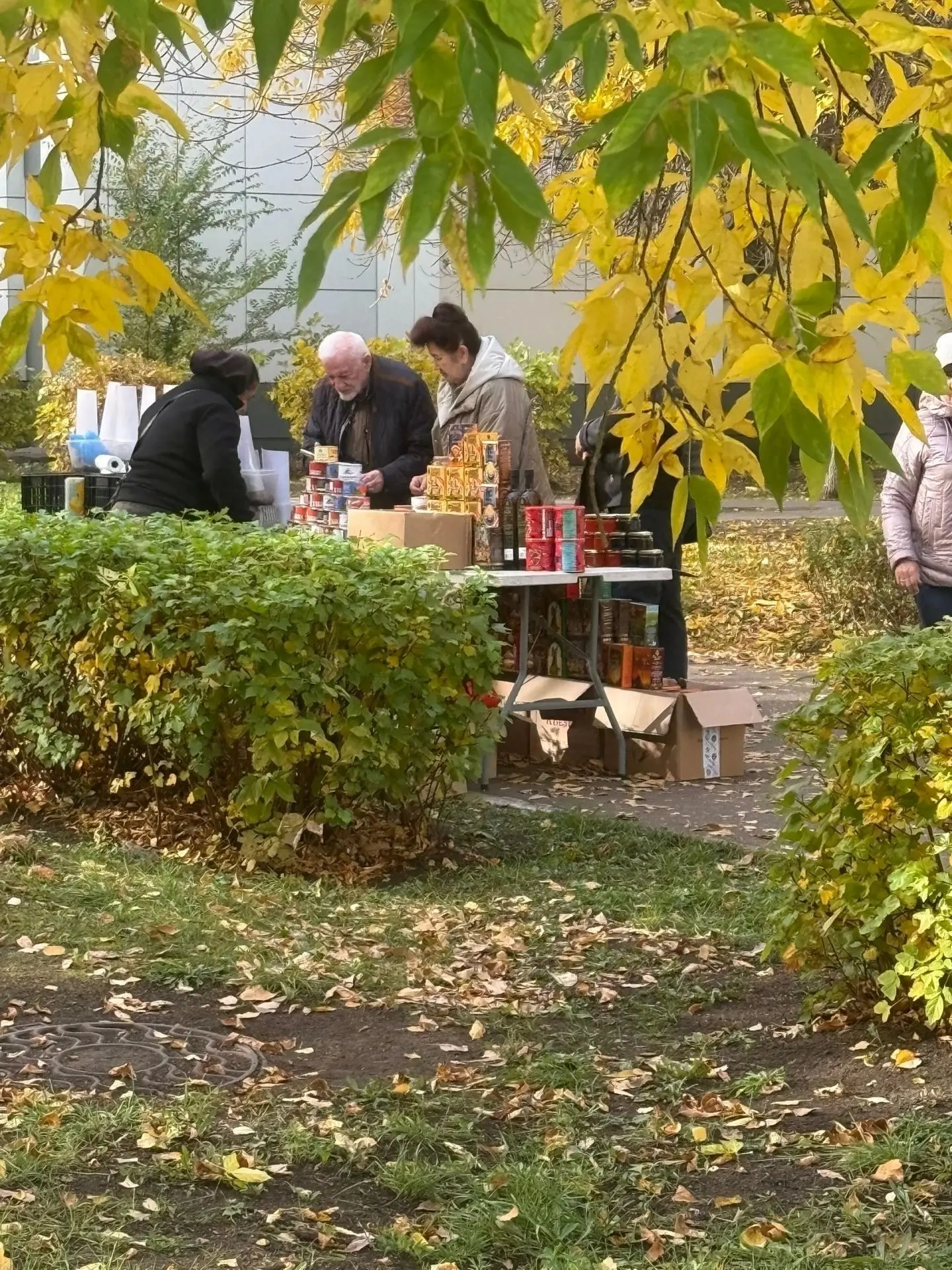 Повторное обращение к администрации центрального района. У этой женщины в черной куртке...