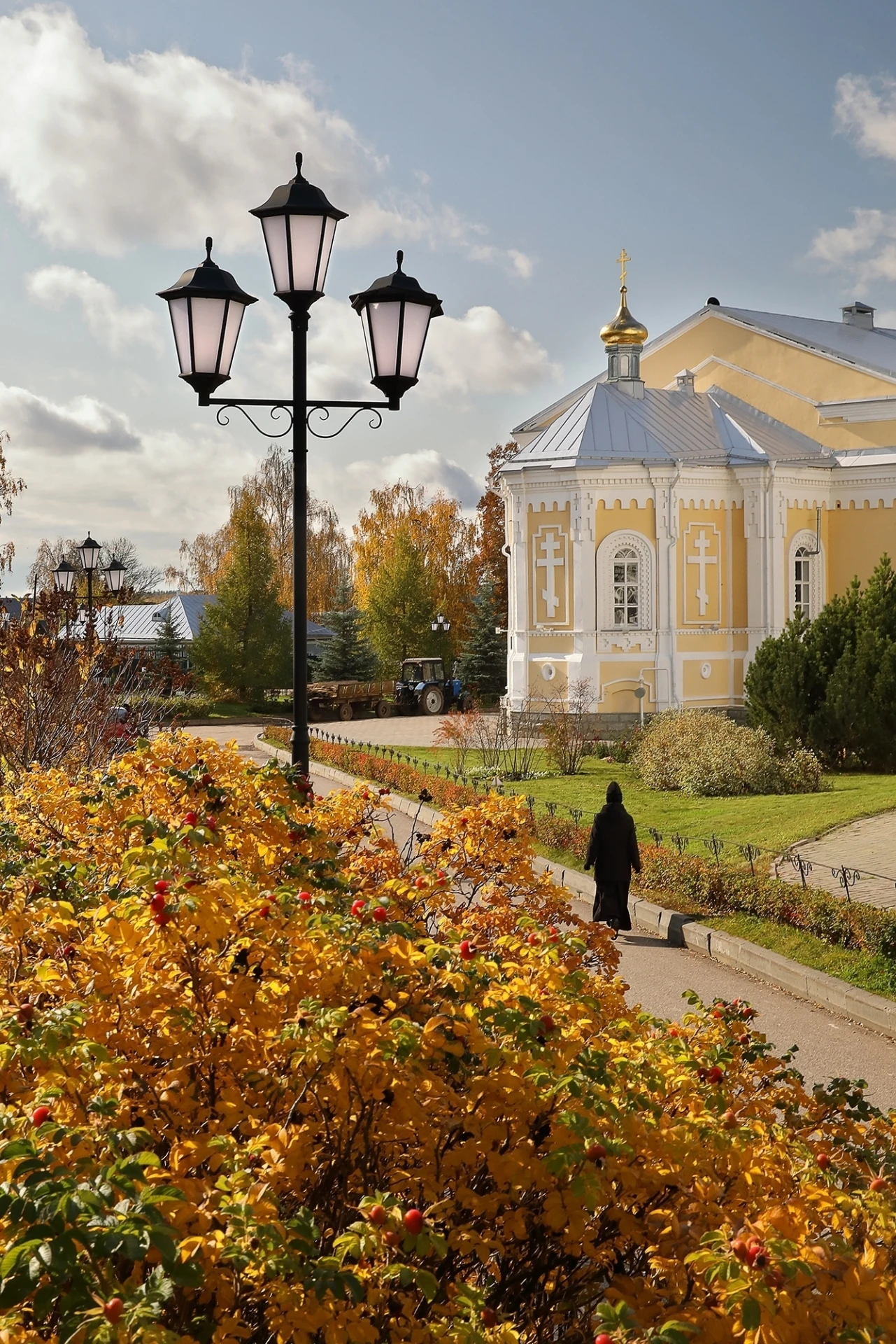 Октябрь, куполами вдохновляясь,