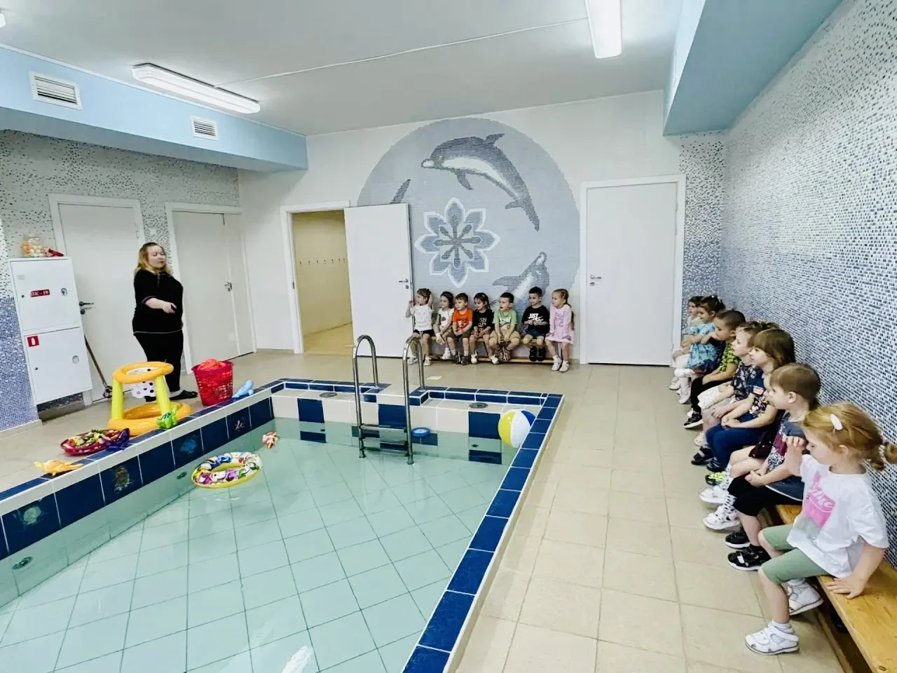 🌊 Первые шаги в большую воду: экскурсия малышей из группы «Теремок» в бассейн!