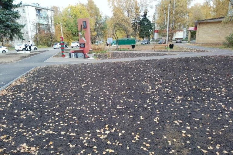В Коврове оформили мини-сквер возле памятника Герою Советского Союза. Но не до конца ⚡️